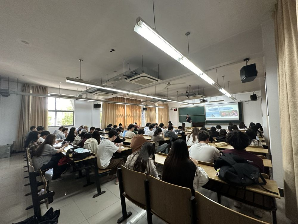 long8龙八国际科技集团在南京邮电大学通达学院举办讲座